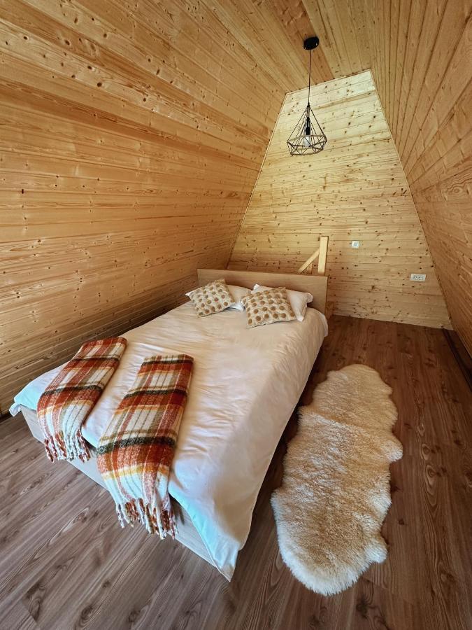 The Frog Glamping Hotel Horezu Exterior photo