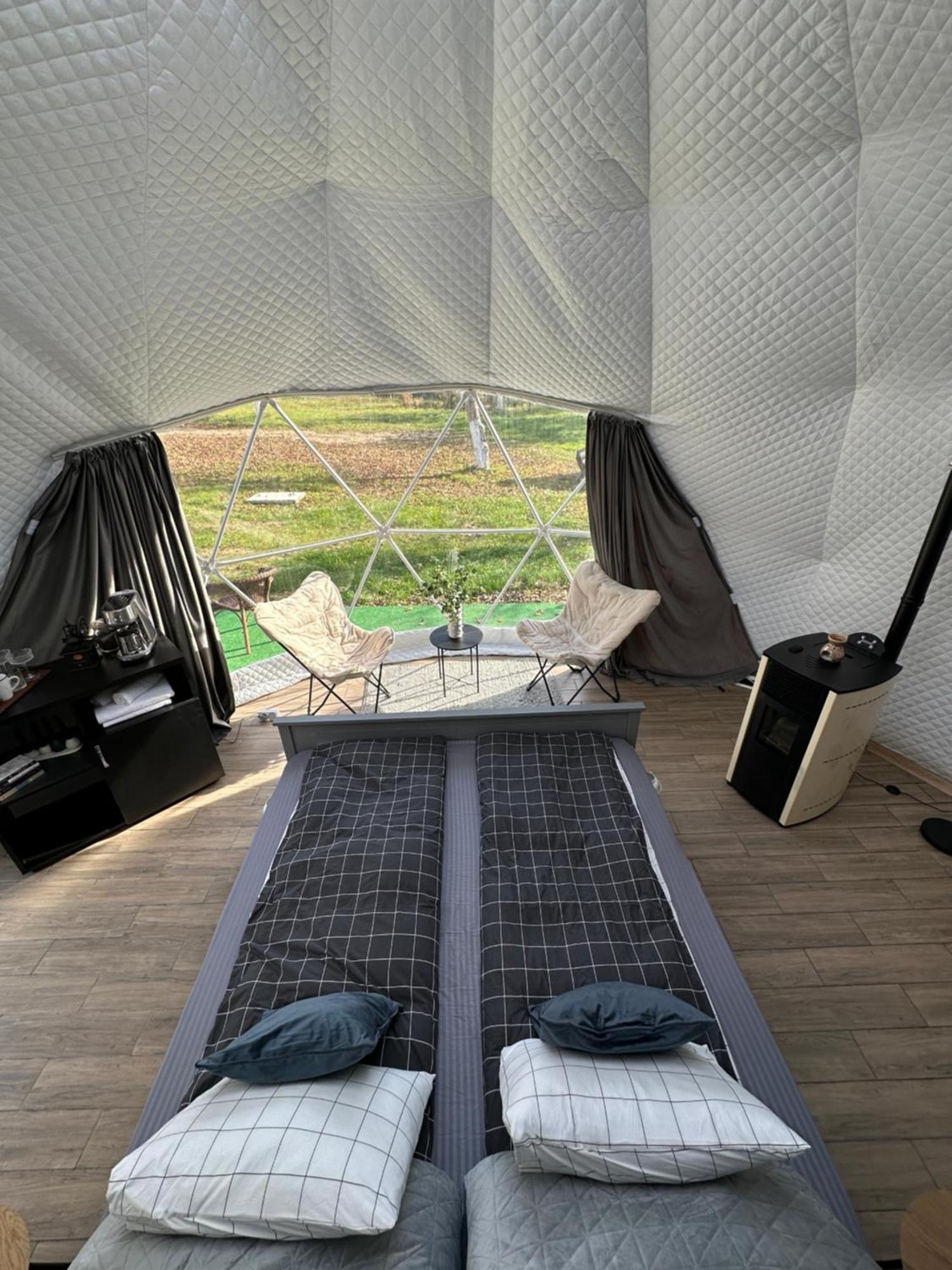 The Frog Glamping Hotel Horezu Exterior photo