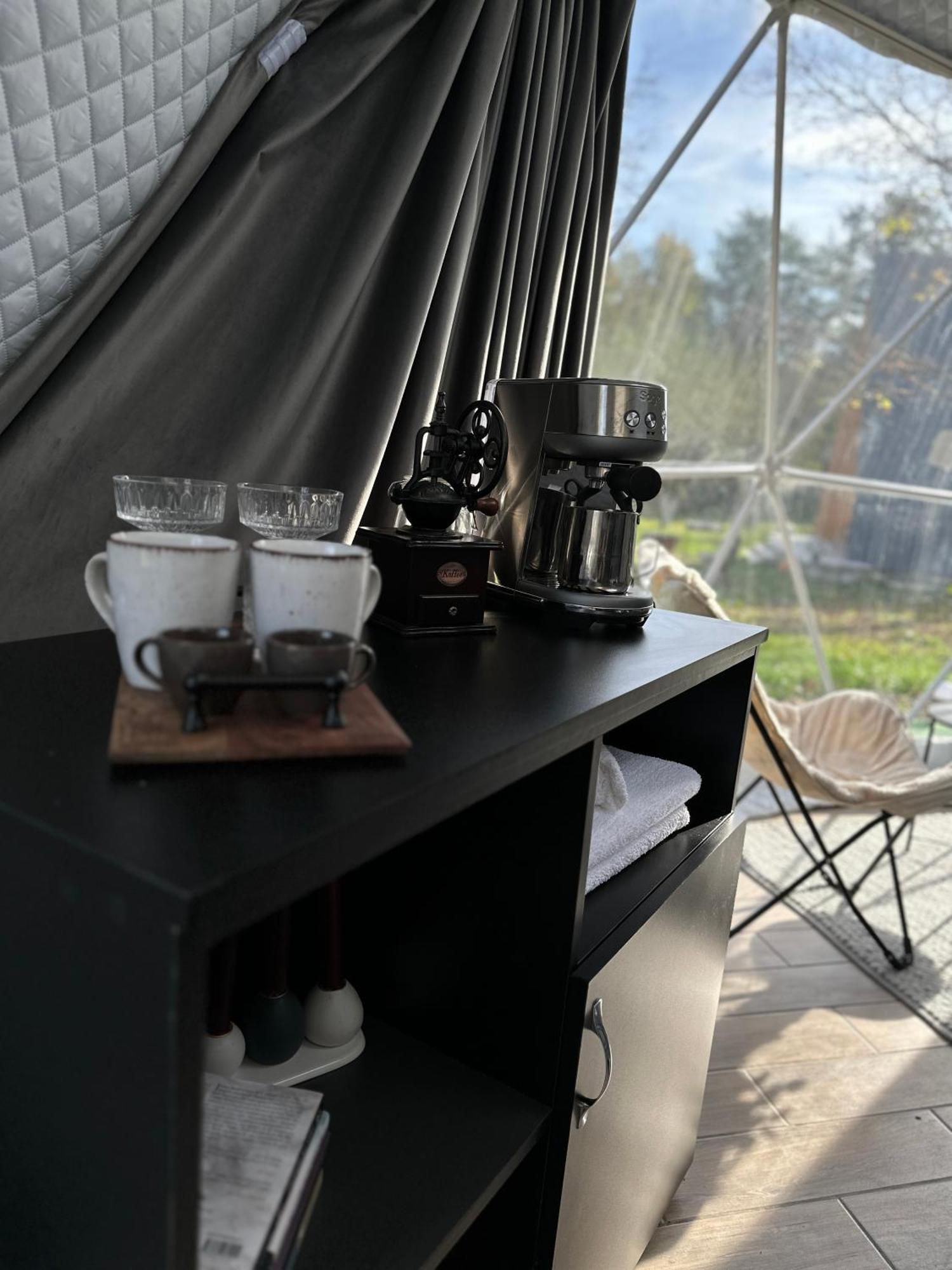 The Frog Glamping Hotel Horezu Exterior photo