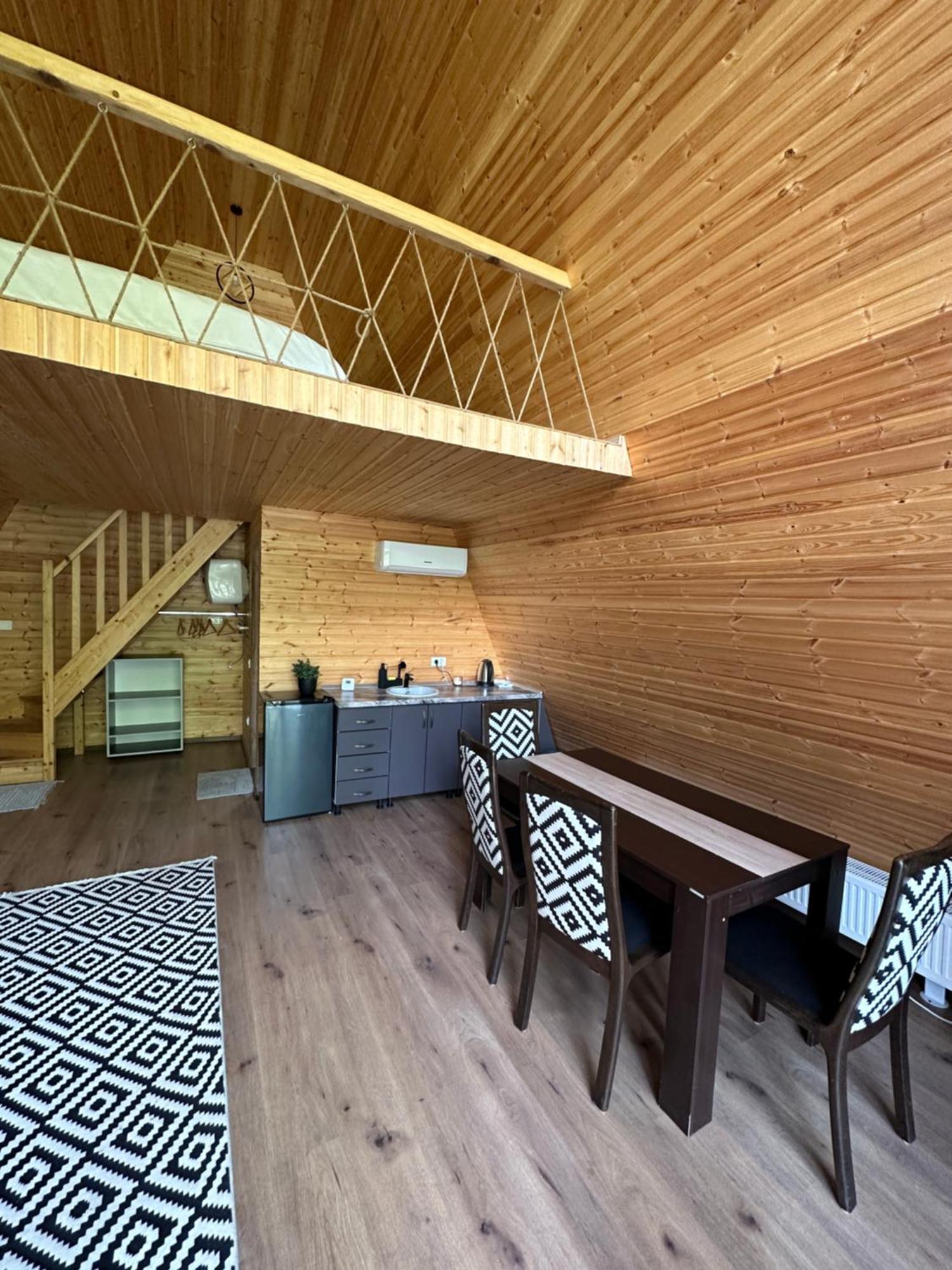 The Frog Glamping Hotel Horezu Exterior photo