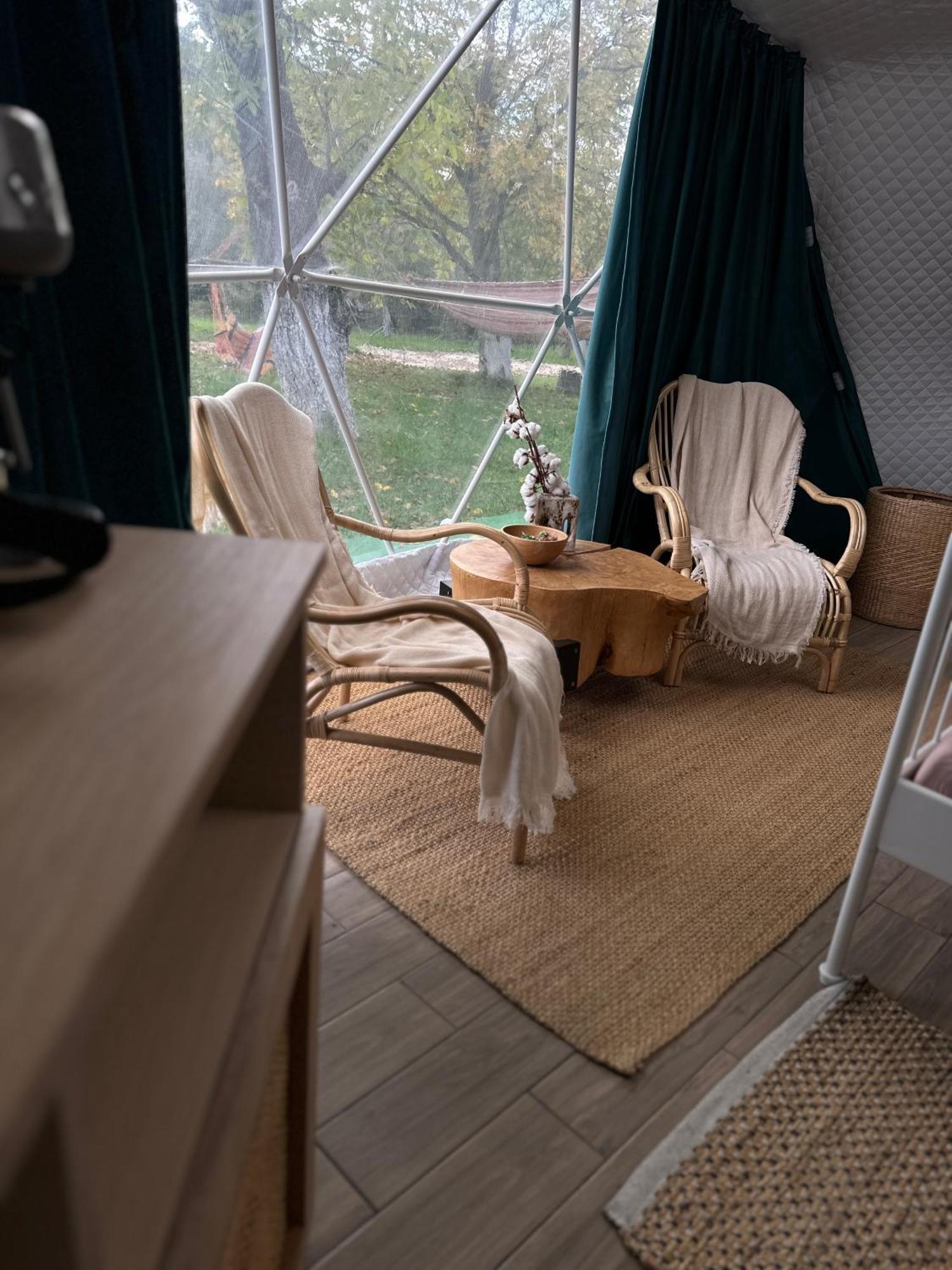 The Frog Glamping Hotel Horezu Exterior photo