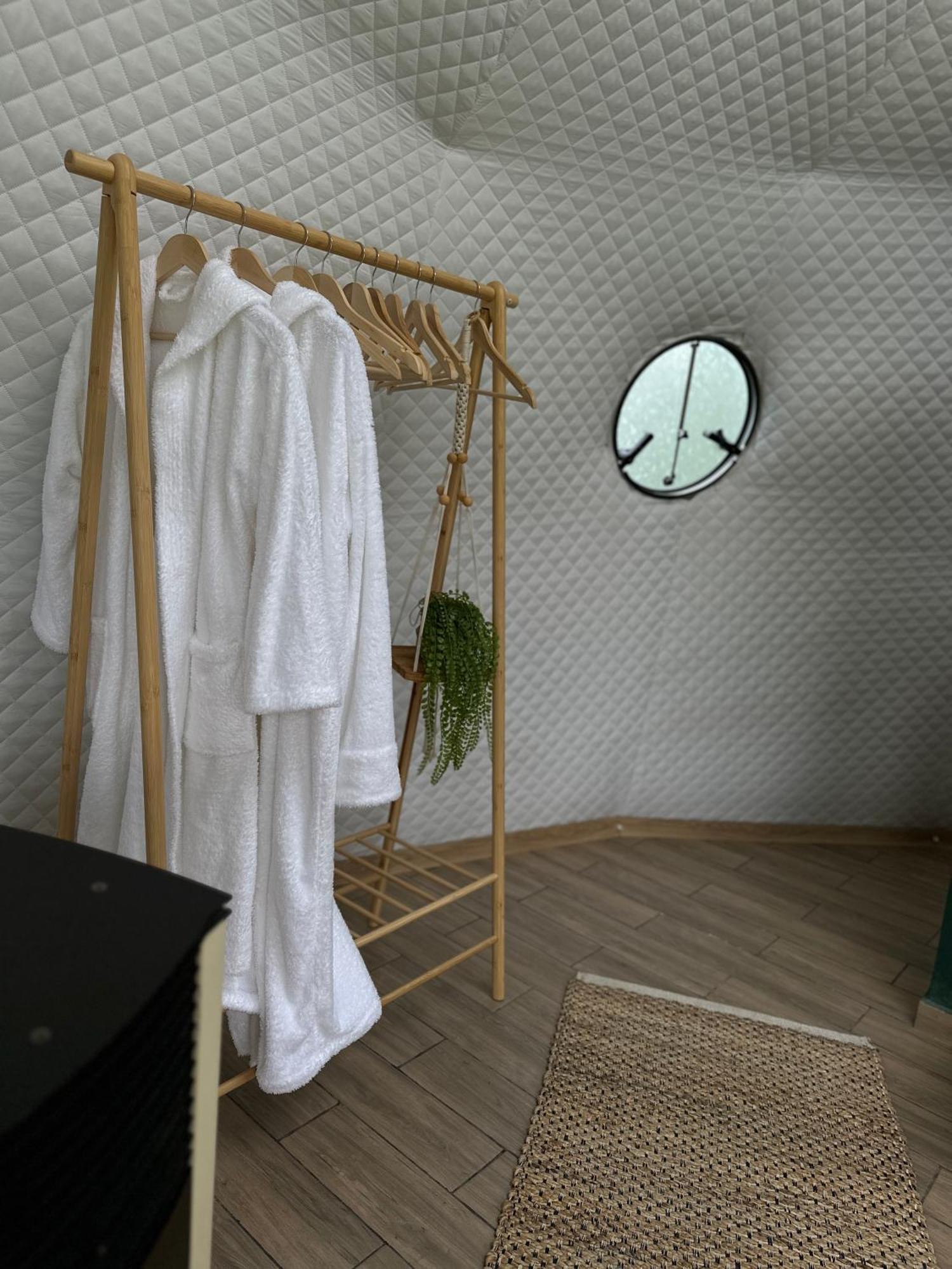 The Frog Glamping Hotel Horezu Exterior photo