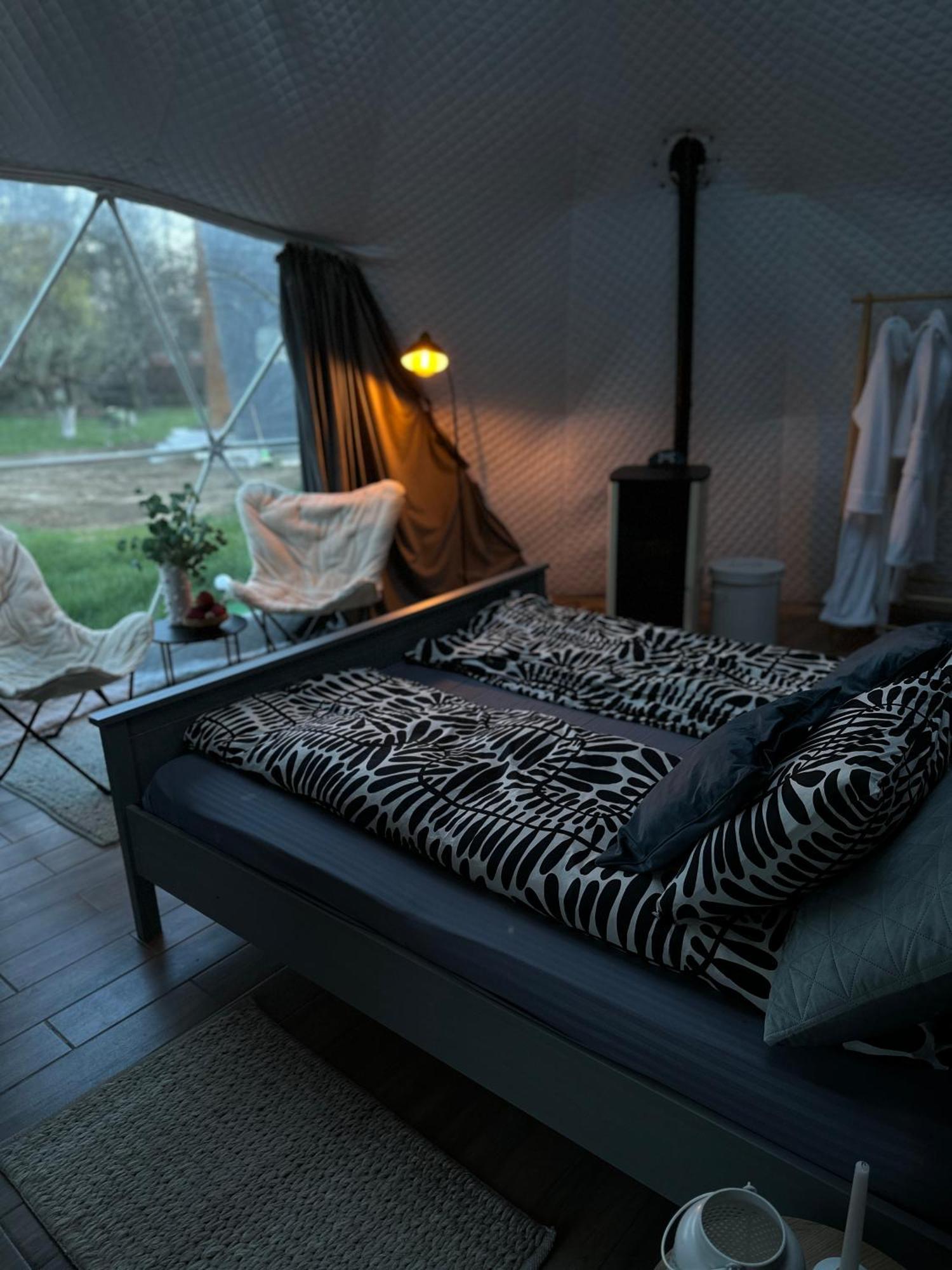 The Frog Glamping Hotel Horezu Exterior photo